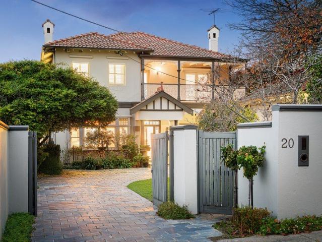 'Kuranda' Expansive entertainer with a pool & tennis court