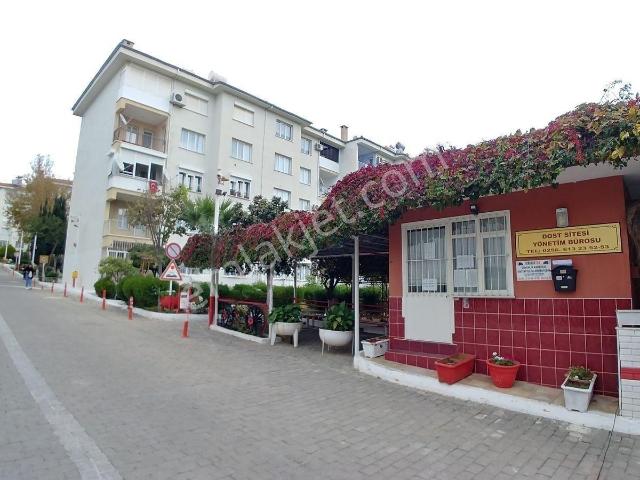 Kusadasında Satılık Merkezı Konumda Doğalgazlı Sıtede Acıl Satılık Fırsat 2+1 Daire