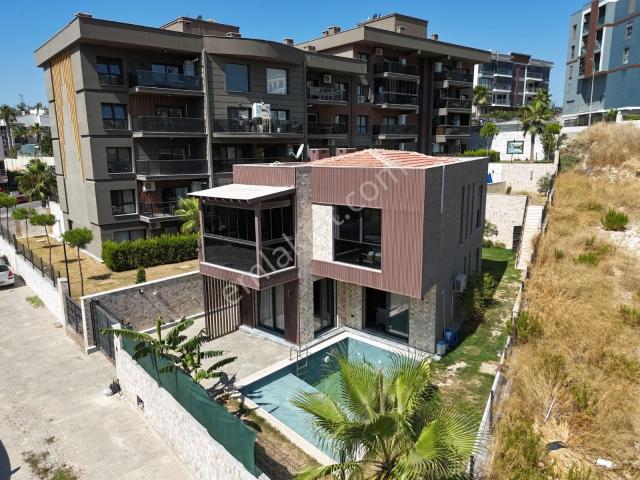 Kusadasında Satılık özel Havuz/otopark yerden Isıtma lüx 480 M2 Bahçe full Esyalı tamamı Müstakil