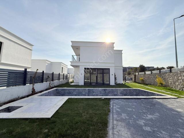 Kusadasında Satılık özel Havuz/otopark yerden Isıtma lüx 500m2 Bahçe tamamı Müstakil Takasa Açık