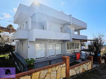 Kusadası Bilgikent Sitesinde Tadilatlı Uygun 3+1 Villa Satılık