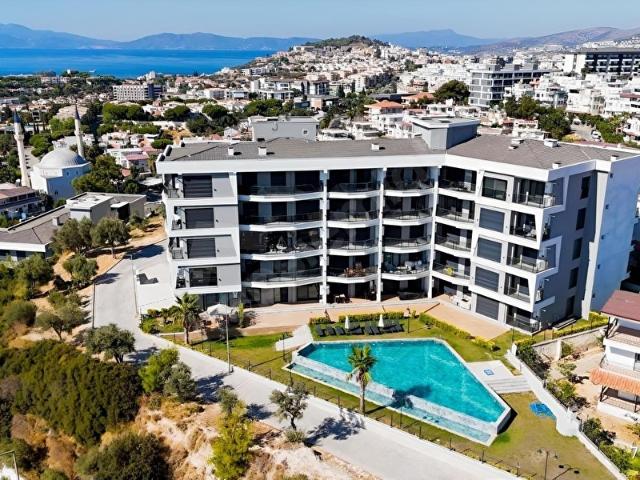 Kusadasi merkezde deniz manzarali satilik 1+1 daire