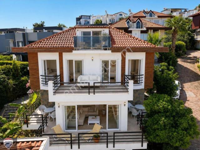 Kusadasi’nda Deniz Manzarali Müstakil Villa