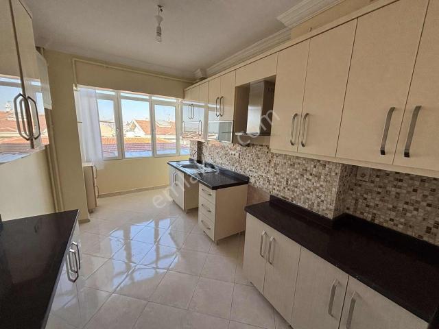 Kuttaş'tan 4.cadde Üstünde Katta 3+1 Ön 130m2 Full Yapılı Daire