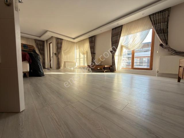 Kuttaş'tan Emek'te Köşe Başı Genç Binada 5+1 Teraslı 250m2 Daire