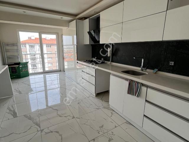 Kütahya Menderes Cad 3+1 160 M² Merkezi, Bakımlı Kiralık Daire