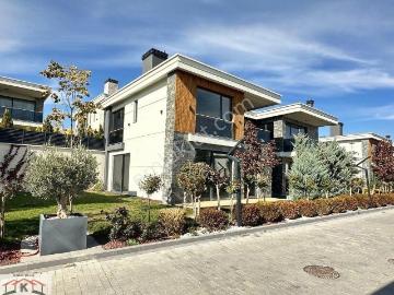 Kuzenler’den 7/24 Güvenlikli Site İçinde Havuzlu Muhteşem Villa
