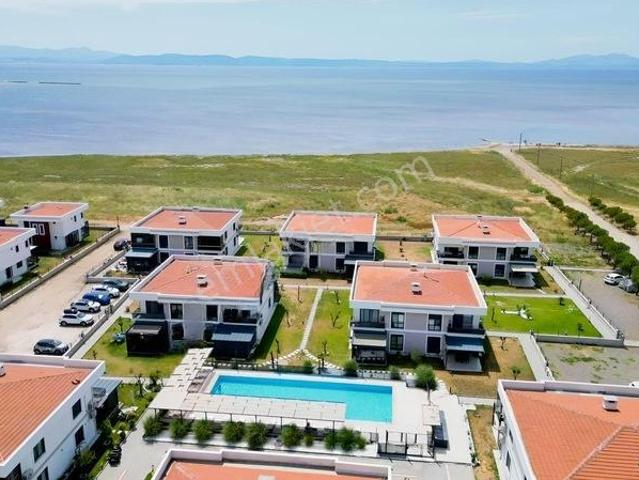 Kuzey Sancak'tan Satılık Kiralık 4+1 Havuzlu Villa