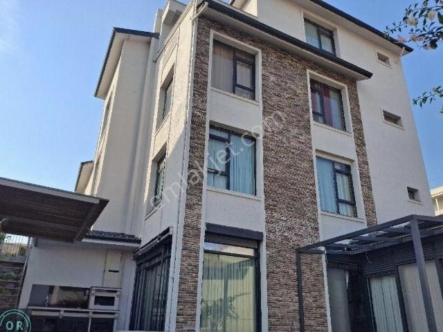 Kuzeytepe Bahçelievler Sitesi 7+1 Tripleks 577 M2 Alanlı Garaj Ve Bahçe Peyzajlı Satılık Villa