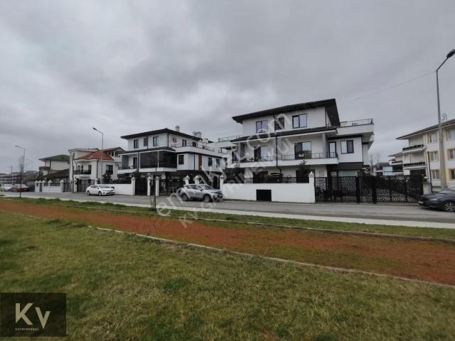 Kv Gayrimenkul'den Yazlık Mah. Mükemmel Konumda Satılık Tripleks