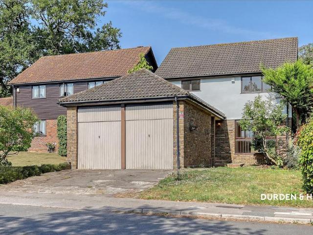Kynance Close, Romford, RM3 4 bed detached house to rent £2,750 pcm £635 pw