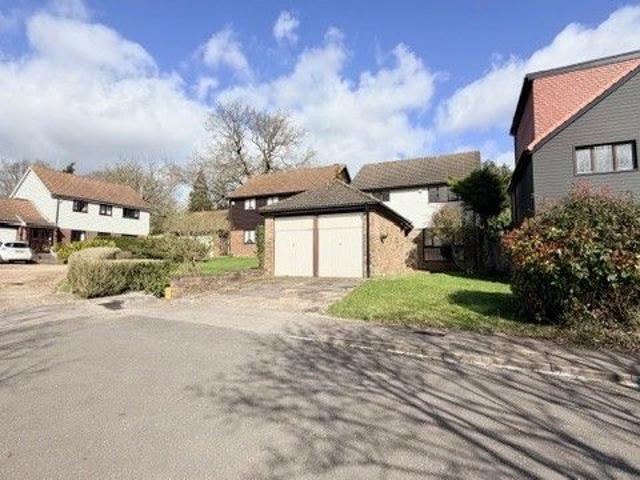 Kynance Close, Romford RM3, 4 bed property to rent, £2,750 pcm | PrimeLocation