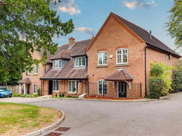 Kyngeshene Gardens, Guildford GU1 3 bed house to rent £3,175 pcm £733 pw