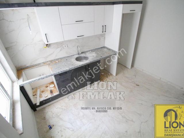 Lıon Emlak'tan Kayacık'ta Balkonlu,çift Banyolu Kiralık 2+1daire