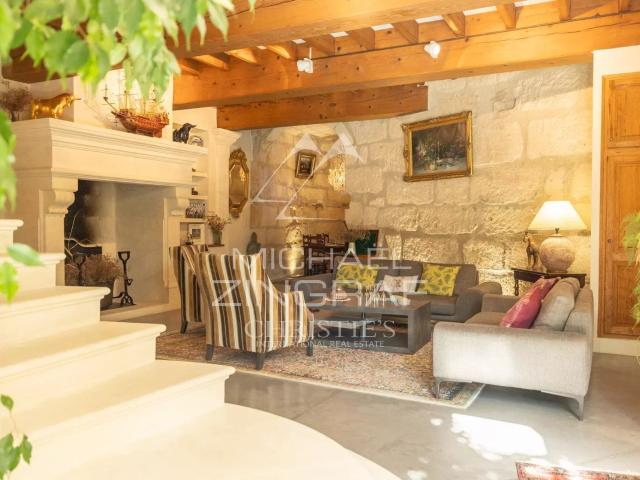 L’exception au cœur du village: maison de caractère avec te. 211m² Eyragues