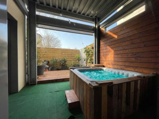 Luxury apartment, 30 m² terrace & private Jacuzzi Close to RER C station, 5 minutes from Porte de Paris 20 minutes from central Paris