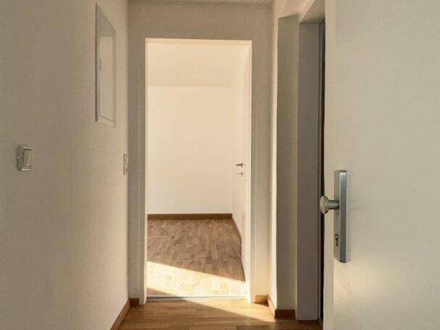 L i ebenswerter Neustart in Steyr Münichholz: stilvoll sanierte Wohnung mit ebenerdiger Dusche, hochwertigen Böden und großzügiger Raumaufteilung – perfekt für Zwei!