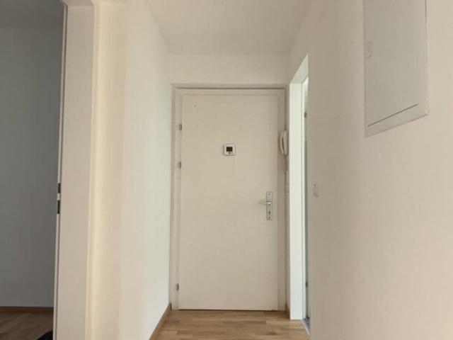 l i ebenswerter neustart in steyr münichholz: stilvoll sanierte wohnung mit ebenerdiger dusche, hochwertigen böden und großzügiger raumaufteilung – perfekt für zwei!