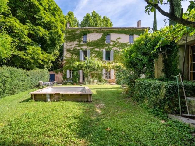 La Tour d'Aigues belle Bastide du XIXéme siècle avec jardin. 350m² La Tour d'Aigues