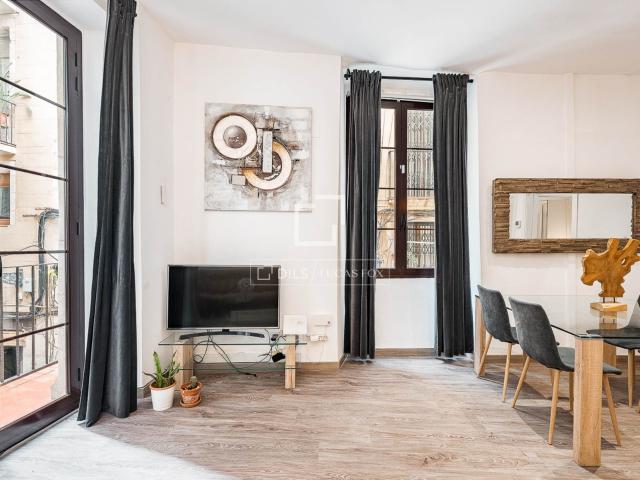 La última casa histórica con dos fachadas en esquina y cinco. 77m² Barcelona