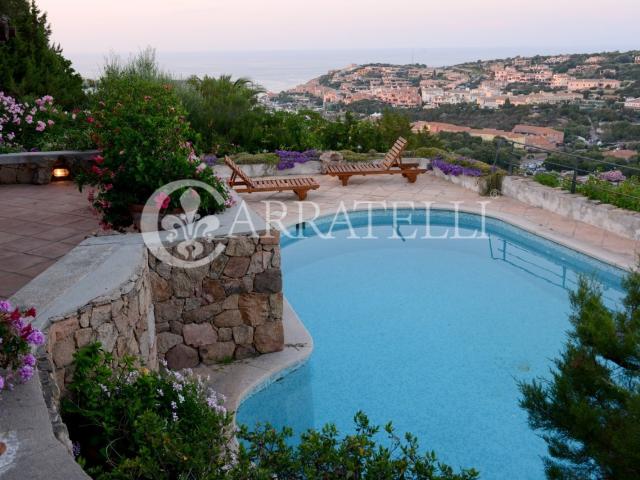 La villa di circa 800 mq sorge in posizione dominante dirett. 800m² Arzachena