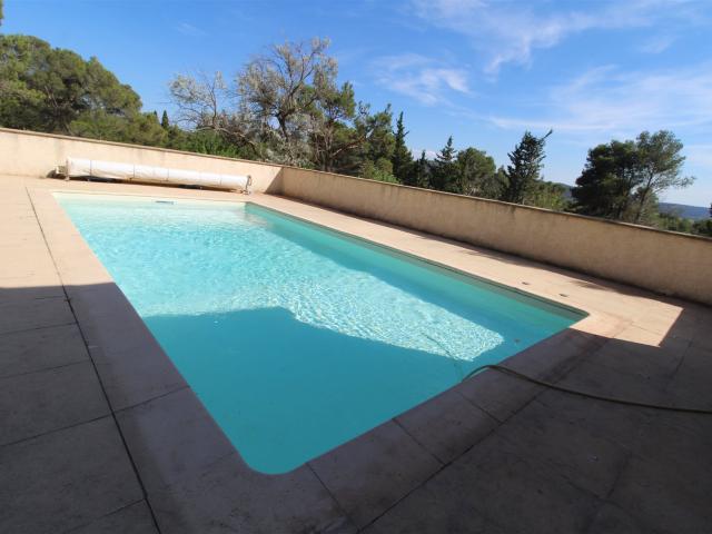 La villa panoramique sur un terrain dominant de 5 744 m². A. 175m² Montséret