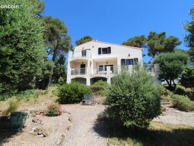 LA VILLA PANORAMIQUE sur un terrain dominant de 5 744 m² avec piscine