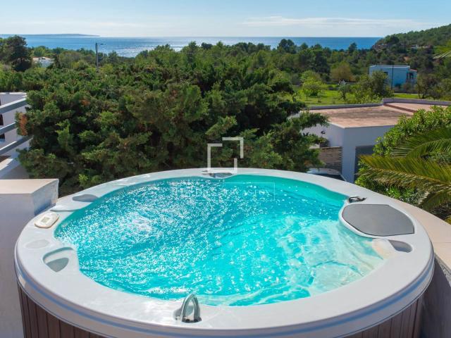La vivienda combina el encanto de una villa tradicional ibic. 360m² La caleta