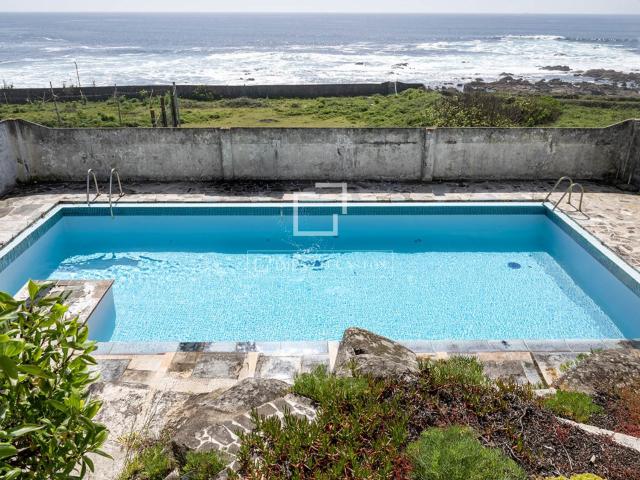 La vivienda cuenta con un amplio jardín trasero con árboles. 1186m² Baredo