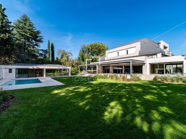 La vivienda cuenta con una superficie de 1.499 m² construido. 1499m² Alcobendas y la Moraleja