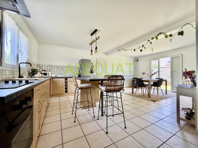LA BATIE MONTGASCON, maison individuelle / 3 chambres / gara