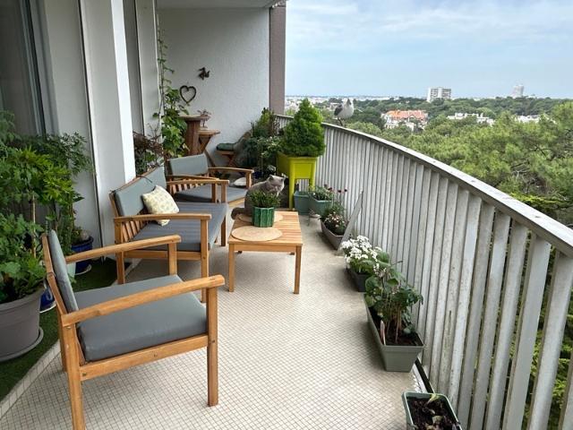 LA BAULE LES PINS – APPARTEMENT 69 M² EN ÉTAGE ÉLEVÉ AVEC TERRASSE DE 25 M² GARAGE CAVE VUE DÉGAGÉE SUR LA VERDURE COMMERCES À PIED