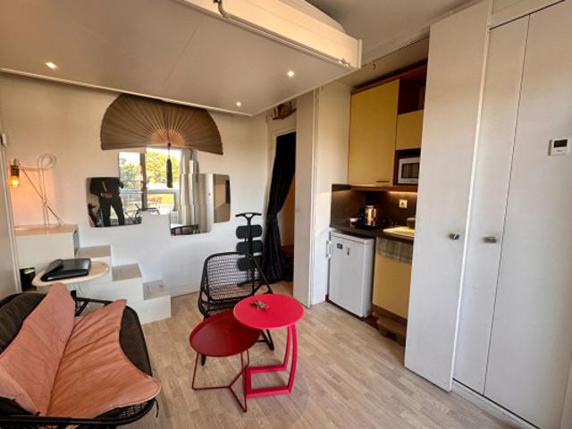LA BAULE LES PINS, CHARMANT STUDIO EN 3ème ÉTAGE
