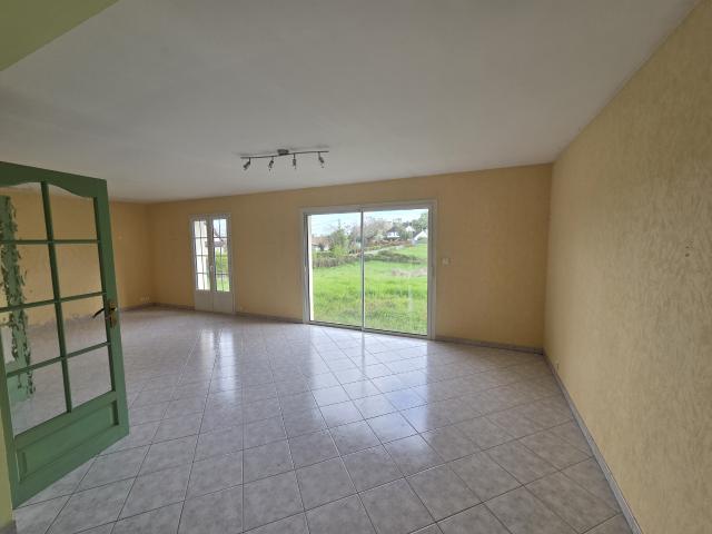 LA BAZOGE, PAVILLON FAMILIAL DE 5 CHAMBRES AVEC 2494 M2 DE TERRAIN