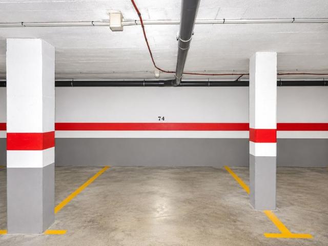 La Bonanova, apartamento de 2 dormitorios sin muebles, parking y piscina comunitaria