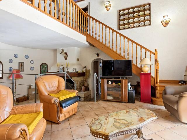 La Bouverie: Grande maison provençale avec piscine et potentiel exceptionnel
