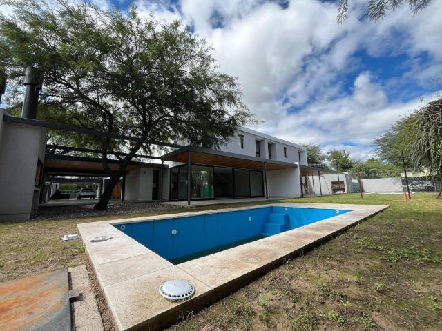 La Carolina casa en venta en Housing dos plantas tres dormitorios y pileta buena renta