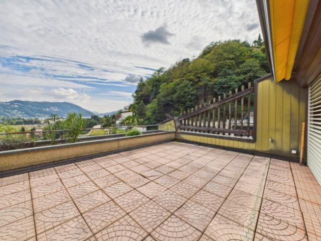 La casa perfetta per la famiglia spazio, luce e panorama vista lago