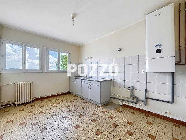 LA CHAISE BAUDOUIN: appartement T4 101 m2 à louer