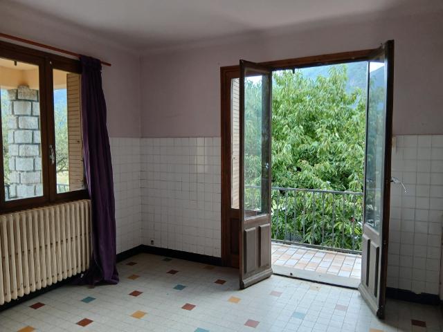 LA CHAMBRE. Très proche du centre, villa 195 m2 avec 2 appartements indépendants. A rénover