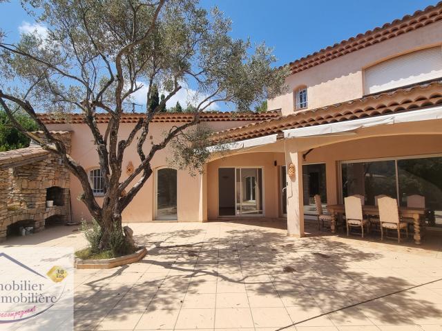 LA CRAU, PROPRIETE AVEC 2 LOGEMENTS DEVELOPPANT 337M2 HABITABLES, AVEC PISCINE