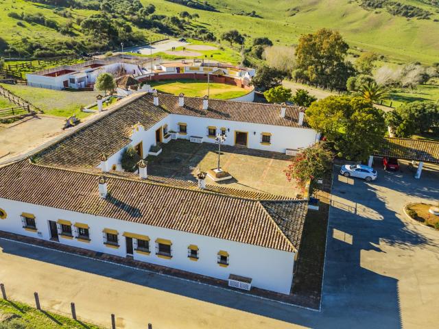 La escala es difícil de entender hasta que se recorre. 363 h. 1385m² Jimena de la Frontera