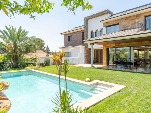 La familia compró la parcela y construyó está casa en 2021 c. 723m² La Pobla de Vallbona