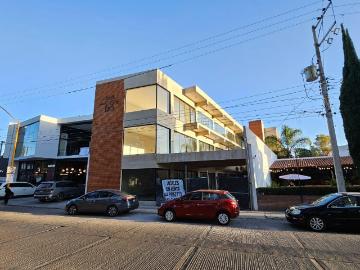 LA FIRMA REAL STATE RENTA LOCALES NUEVOS P.B. EN PLAZA MACONDO SOBRE AV. MONTENEGRO TROJES DE OTE