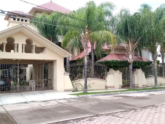 LA FIRMA REAL STATE RENTA PRECIOSA CASA IDEAL PARA NEGOCIO O RESTAURANTE