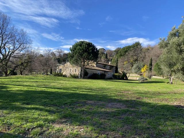 La Garde Freinet. Dans Quartier Calme De Vignoble. m² La Garde Freinet