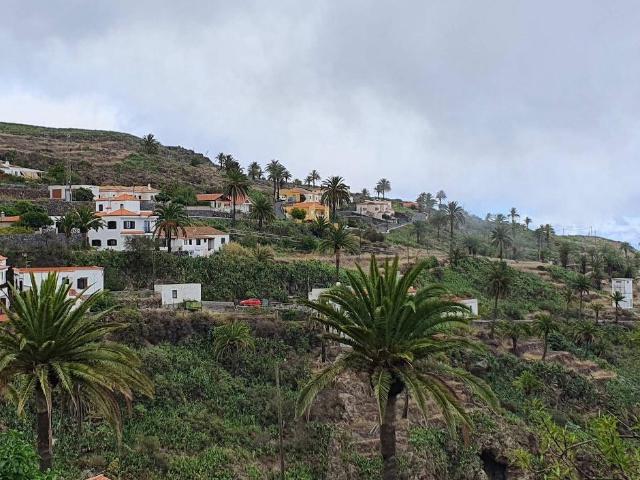 La Gomera. Alajero: Zona La Imada: LISTO PARA VIVIR. 2 habitaciones, terraza, 2 PEQUEÑOS HUERTOS
