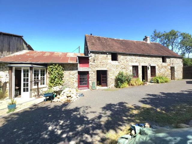 La Lande De Goult 61320 Longère en pierre 112 m² terrain 30.200 m²