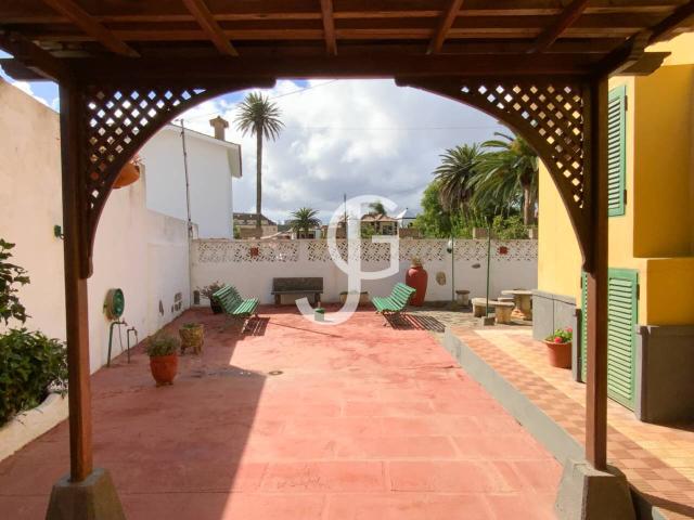 LA LAGUNA | Vivienda rodeada de jardín y patio canario