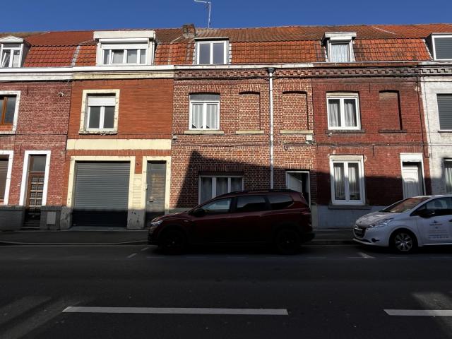 LA MAISON DE VILLE À RÉNOVER AVEC JARDIN ET DÉPENDANCE LA MADELEINE